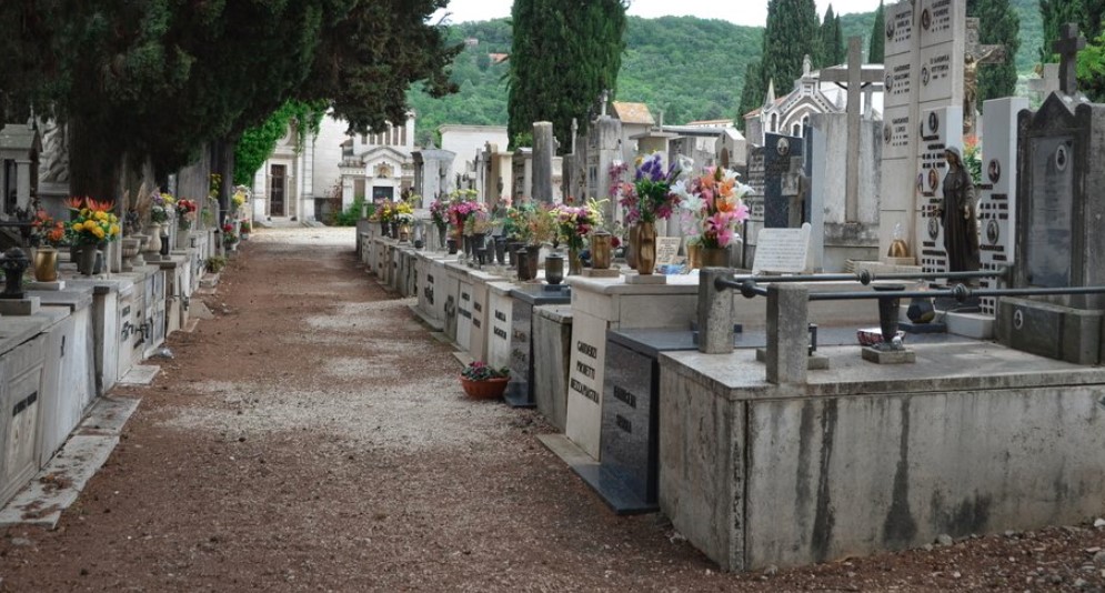 Dramma a Cava de Tirreni, muore mentre prega sulla tomba dei genitori