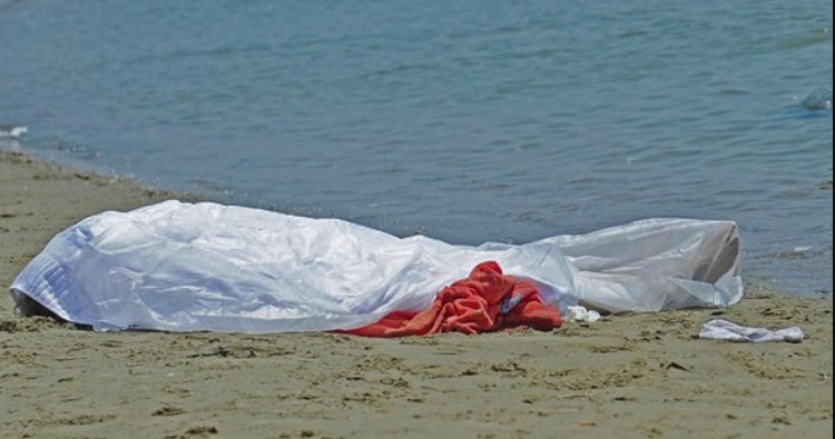 Tragedia sul Litorale Domitio, uomo di 60 anni trovato morto in spiaggia