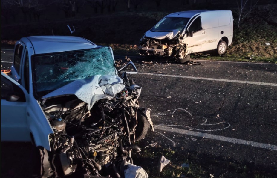 Dramma in strada, si schianta contro il furgone guidato dal fratello e muore