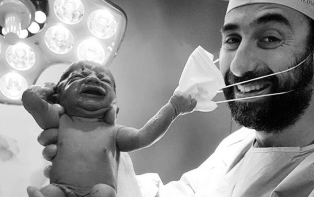 Dubai, bambino appena nato strappa la mascherina al medico: l'immagine della speranza