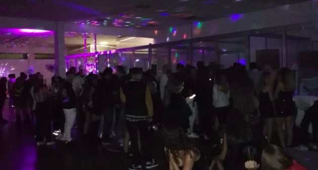 Folle festa ai Quartieri Spagnoli a Napoli. Un gruppo di giovani, incuranti della zona rossa, hanno organizzato un vero e proprio party abusivo con musica a tutto volume, buffet e palloncini. La festa è stata interrotta dall'arrivo della Polizia di Stato e 21 invitati sono stati multati.