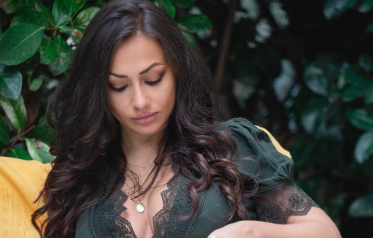 Foto di genitali maschili nella posta social. Questo è quanto Zia Flavia Foodnboobs, ragazza napoletana, che lavora come influencer, ha voluto pubblicamente denunciare sulla sua pagina Facebook: "Questo signore ha deciso di violentarmi costringendomi a vedere i suoi genitali. Lui non mi considera un essere un umano, non pensa che io possa spaventarmi, restare turbata e ferita. Lui crede che io sia un oggetto sessuale e per questo mi usa come tale, senza il mio consenso".