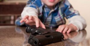 Bimbo di tre anni prende la pistola e si ammazza durante la sua festa di compleanno