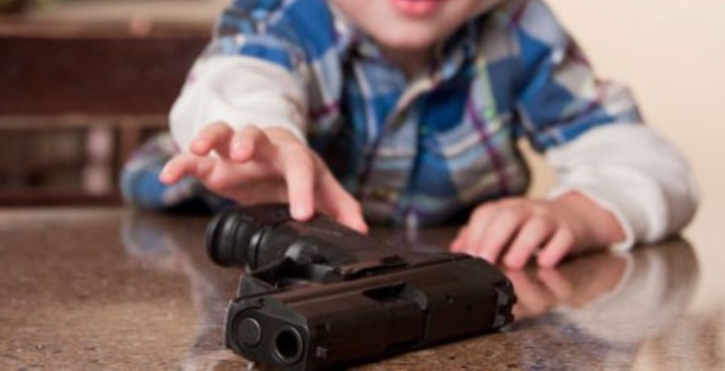 Bimbo di tre anni prende la pistola e si ammazza durante la sua festa di compleanno