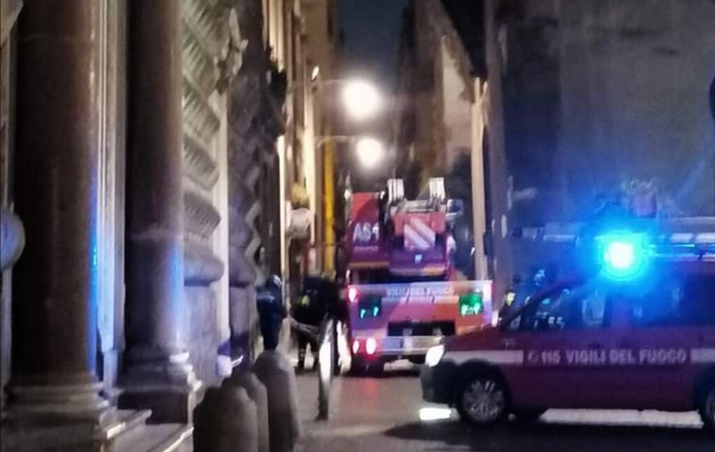 Crolla il cornicione della chiesa del Gesù