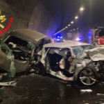 Spaventoso incidente in galleria, scontro tra due vetture: muoiono ragazzo di 29 anni e ragazza di 27, 4 feriti