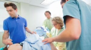 "Mi fa male la pancia", ragazza corre in ospedale pensando di avere calcoli ma partorisce un bambino