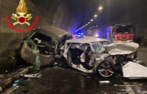 Spaventoso incidente in galleria, scontro tra due vetture: muoiono ragazzo di 29 anni e ragazza di 27, 4 feriti