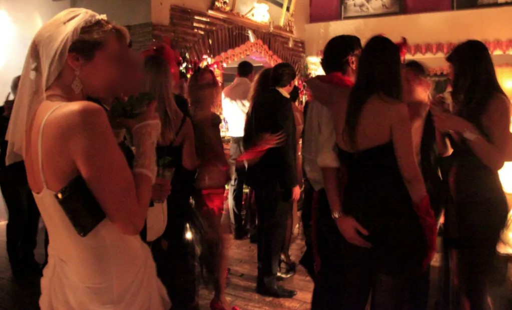 poliziotto festa scambisti