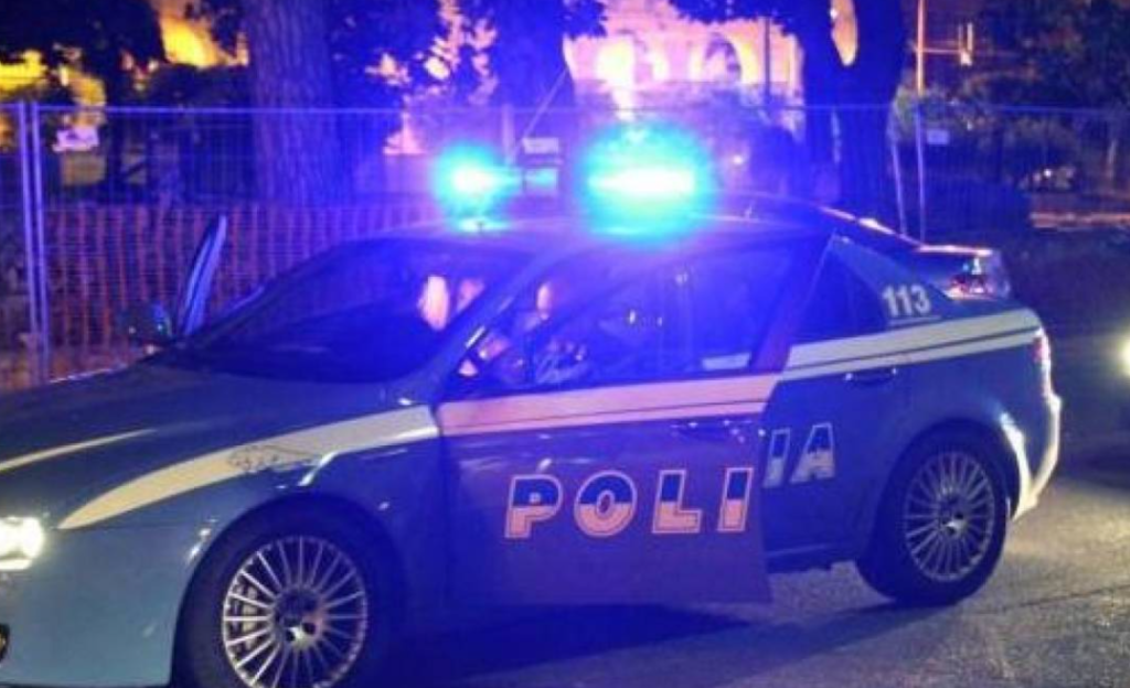 "Andatevene", follia a Napoli: Polizia interviene in un appartamento, agenti presi a calci e pugni