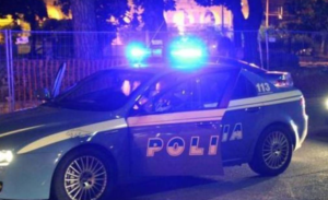 "Andatevene", follia a Napoli: Polizia interviene in un appartamento, agenti presi a calci e pugni