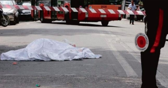 Dramma ad Afragola, donna precipita dal quarto piano e muore sul colpo