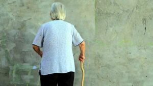 Nonna Livia percorre 15 km a piedi per andare a vaccinarsi contro il Covid