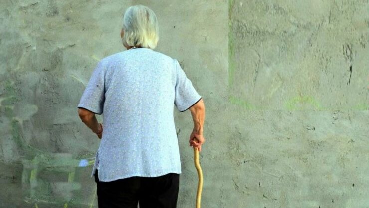 Nonna Livia percorre 15 km a piedi per andare a vaccinarsi contro il Covid