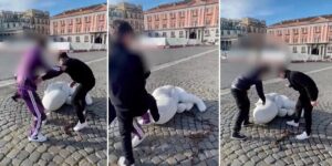 Napoli, ragazzino prende a calci la statua di Jago al Plebiscito ma si pente e chiede scusa