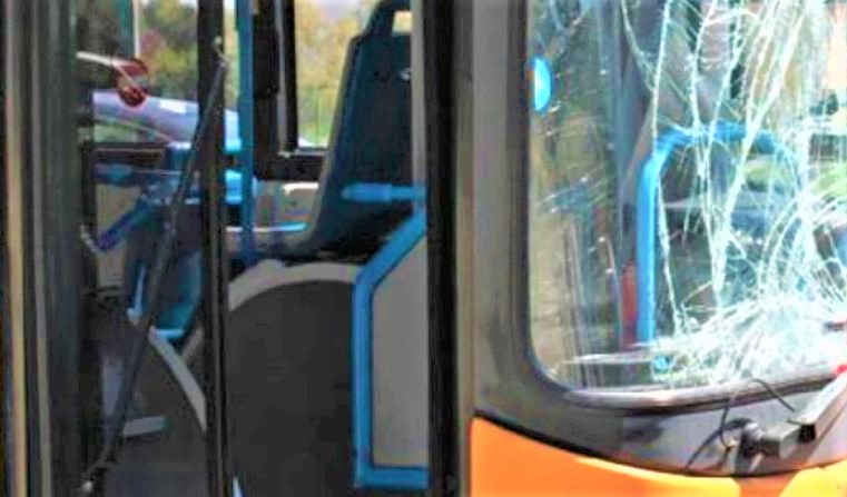 Napoli, motociclista contromano taglia la strada al bus e aggredisce l'autista