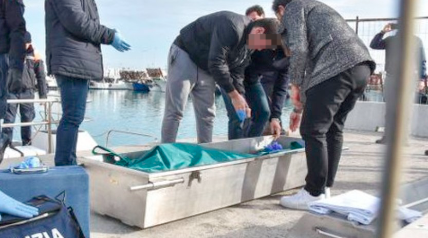 Dramma a Napoli, trovato cadavere di un uomo nel porto: indagini della Guardia Costiera