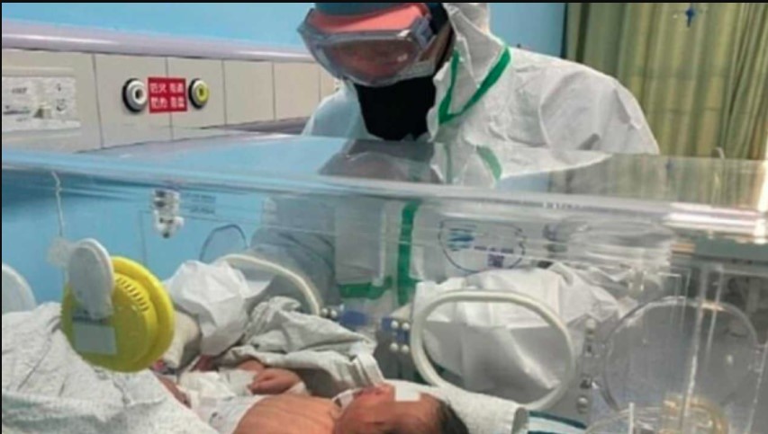 Covid Napoli, neonati positivi in aumento: "Niente baci ai bimbi anche dai genitori"