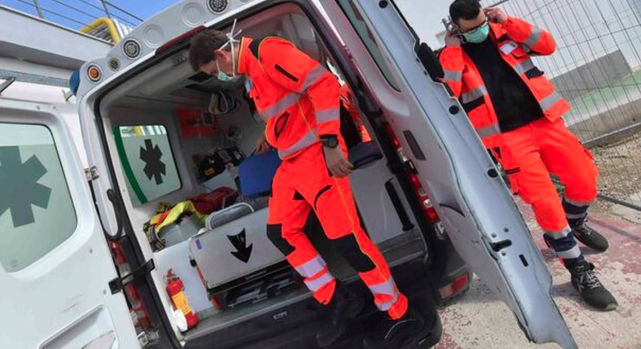 Napoli, 15enne cade dal balcone all'ottavo piano: è gravissima