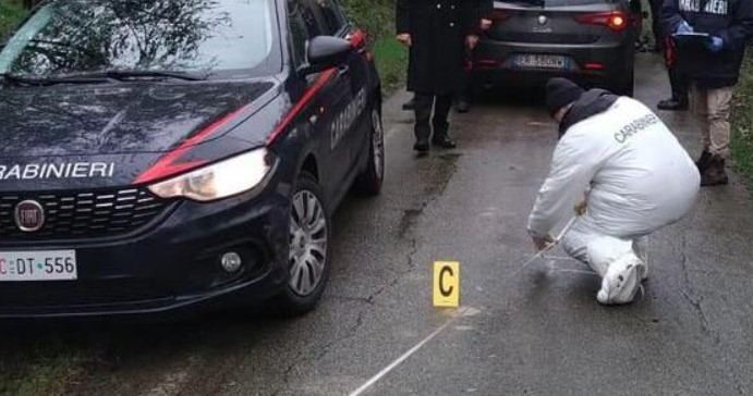 Paura a Napoli, spari in strada: colpite due automobili