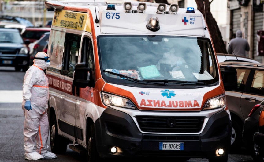 Napoli, operatori del 118 salvano la vita a un 49enne nel giorno del suo compleanno