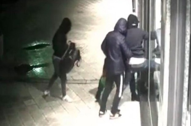 Rapina a mano armata nel Casertano, si fingono finanzieri e prendono in ostaggio i dipendenti