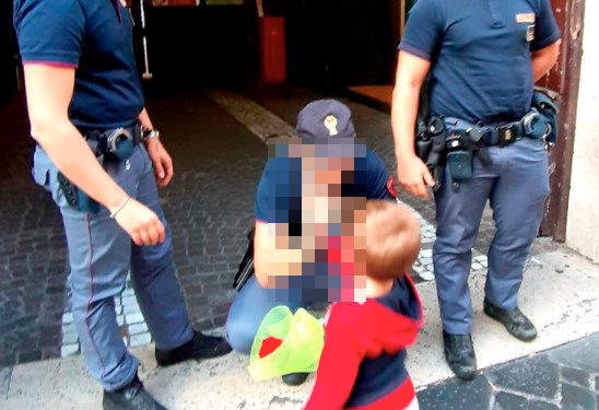 Bimbo di 9 anni scappa di casa e va dalla polizia: "Papà violenta la mia sorellina"