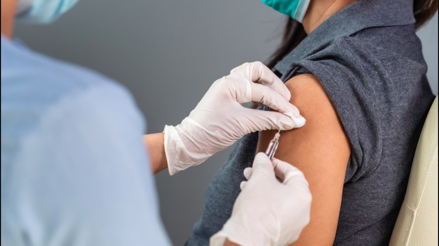 Vaccini ai maturandi in Campania, al via alle prenotazioni: quando e come