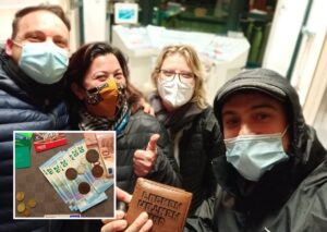 Napoli, trovano portafoglio con 280 euro in contanti e lo restituiscono