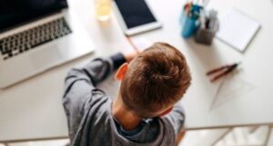 Si toglie la vita a11 anni con un colpo di pistola durante la lezione online