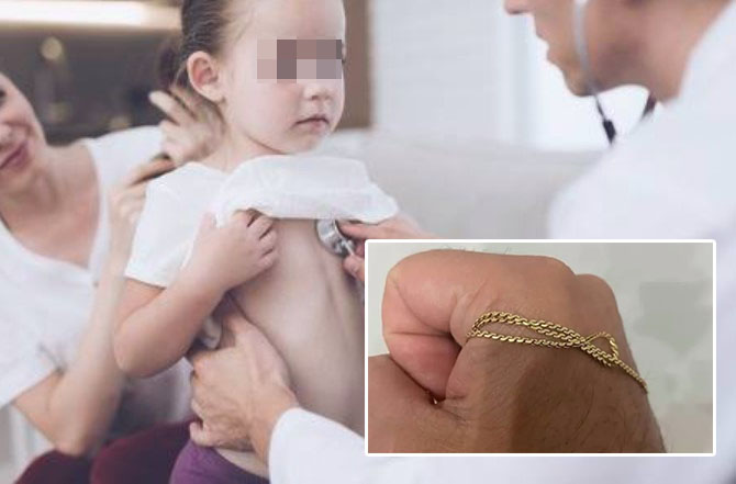 Dottore visita una bimba con la febbre, la mamma senza soldi gli regala la collanina che ha al collo