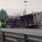 Drammatico schianto sulla Domiziana, donna muore travolta da un tir: aveva 62 anni