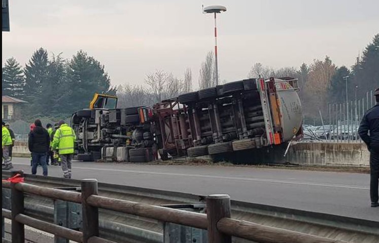 Drammatico schianto sulla Domiziana, donna muore travolta da un tir: aveva 62 anni