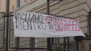 Napoli, studenti contro la Dad occupano il liceo Gian Battista Vico