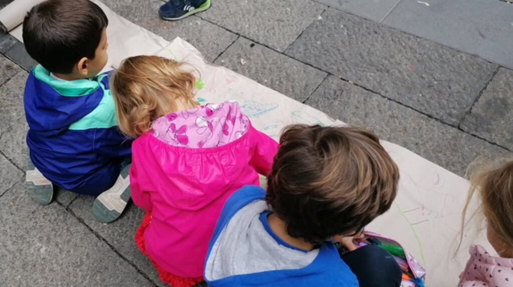 Manifestazione per chiusura scuole, la speranza e la grinta dei bambini un esempio per tutti noi