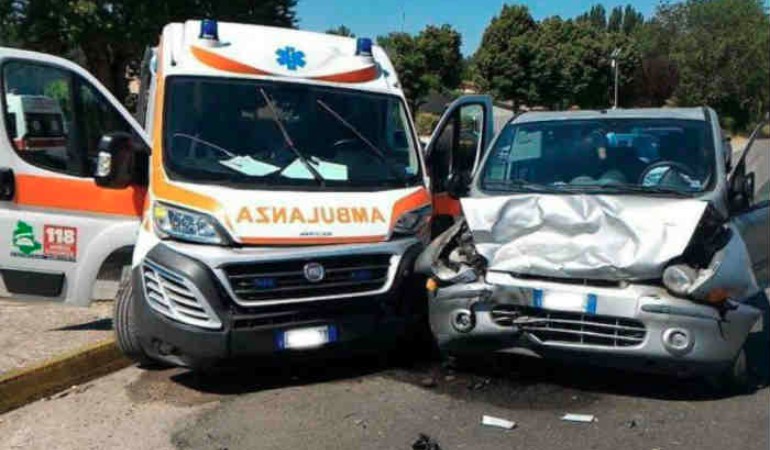 Drammatico scontro tra un’ambulanza e un’auto: muore paziente di 40 anni