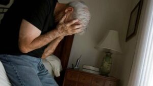 Napoli, figlio prende a calci e pugni i genitori che si rifiutano di dargli i soldi