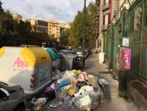 Napoli, discarica a cielo aperto e slalom tra i rifiuti: la lettera di una lettrice