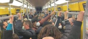 Covid a Napoli, folli assembramenti sulla Linea 1 della Metropolitana