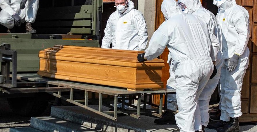 La figlia muore e il padre nasconde il corpo nella vasca da bagno per 40 giorni