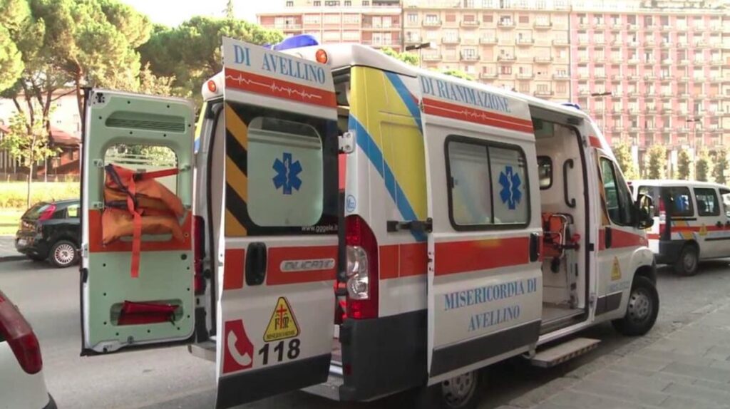 Follia a Mercogliano, soccorritore del 118 aggredito e colpito al volto con un pugno