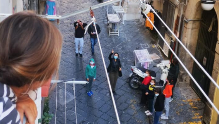 Scuole chiuse: a Napoli nasce la Dab, la didattica dai balconi
