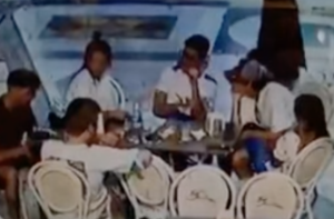 Si alzano senza pagare da un bar in Galleria Umberto