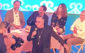 Tommy Riccio canta 'o Latitante davanti a Maresca e De Magistris