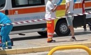 Un uomo è morto per un malore fuori all'Auchan