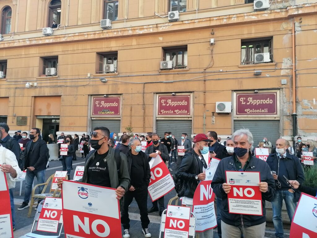 Napoli, la protesta silenziosa dei commercianti: "No alle chiusure"