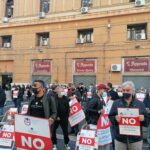 Napoli, la protesta silenziosa dei commercianti: "No alle chiusure"