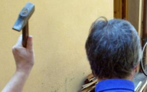 Follia a Chiaia, aggredisce uomo seduto al bar con un martello: arrestato quarantenne