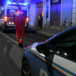 Napoli, orrore in strada: trascina compagna fuori casa e la riempie di calci e pugni