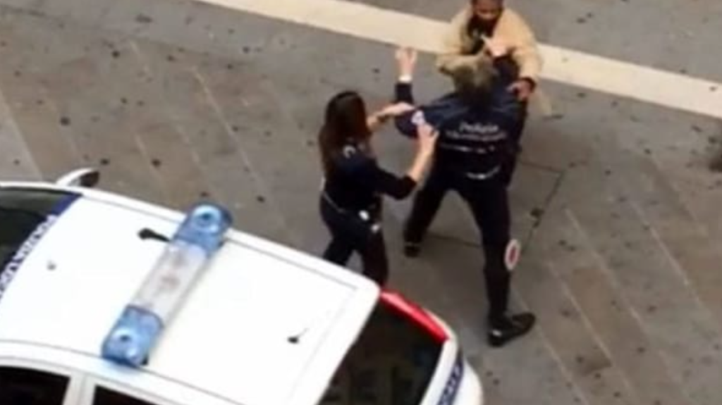 Follia a Napoli, vigili urbani minacciati e aggrediti in strada: arrestati tre fratelli